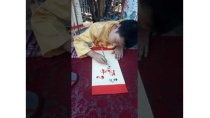 Cậu bé viết thư pháp từ thiện chùa tphcm Cậu bé viết thư pháp từ thiện chùa tphcm