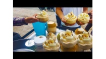 Bất ngờ xe kem dừa của chị gái bán vài tiếng là hết sạch Sài Gòn | street food of saigon Bất ngờ xe kem dừa của chị gái bán vài tiếng là hết sạch Sài Gòn | street food of saigon