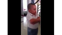 Em bé 2 tuổi đáng yêu bị mẹ phạt Em bé 2 tuổi đáng yêu bị mẹ phạt