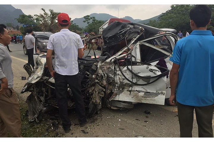 Ô tô biến dạng, nhiều người bị thương nặng sau tai nạn ở Bắc Kạn ...