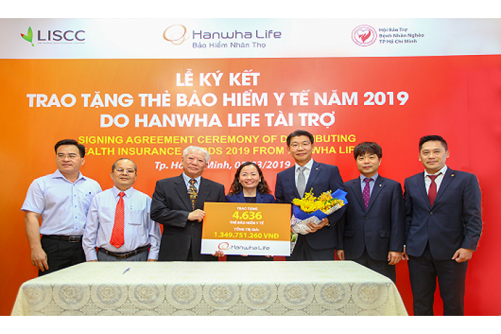 Hanwha Life Việt Nam tặng hơn 4.600 thẻ bảo hiểm y tế cho người ...