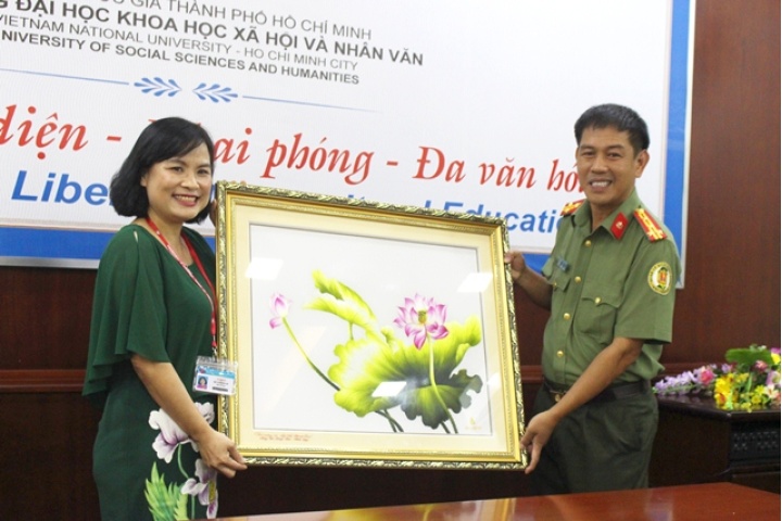 Cục Quản lý Xuất nhập cảnh TP.HCM chúc mừng tân Hiệu trưởng