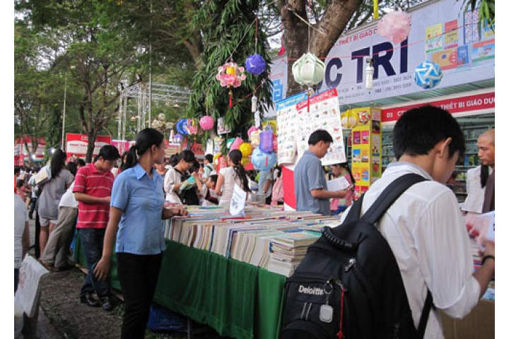 Cuộc chiến nảy lửa của sách giấy và sách điện tử