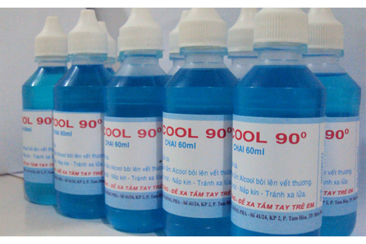 Cách tẩy sạch vết keo 2 mặt trên kính thủy tinh và đồ vật | Cooky.vn