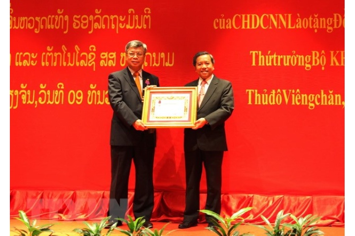 Lào trao Huân chương Itsala cho Thứ trưởng Bộ KHCN Việt Nam - TinTM.com