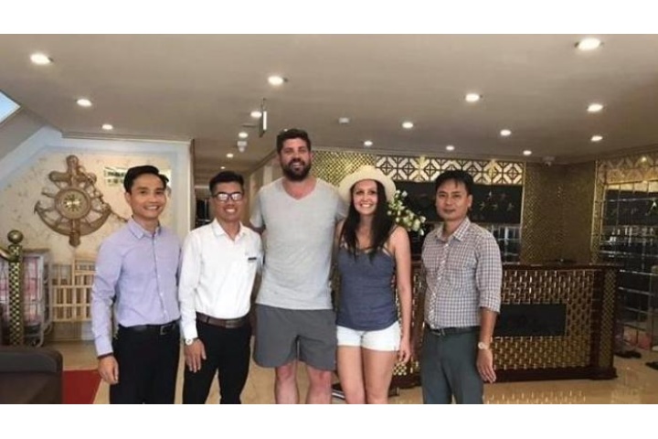 Bác bảo vệ hài hước nhất mạng xã hội, dẫn tour du lịch bằng cả tiếng ...