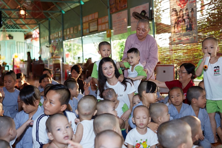 Phương Khánh Miss Earth khoe khả năng nói tiếng Anh nhanh như gió ...