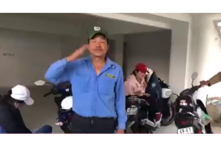 Sốt xình xịch với clip bác bảo vệ trổ tài hướng dẫn viên du lịch cực ...