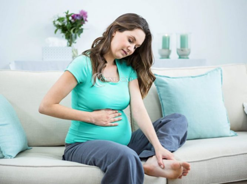 Mang thai 3 tháng cuối bị phù chân có nguy hiểm không?