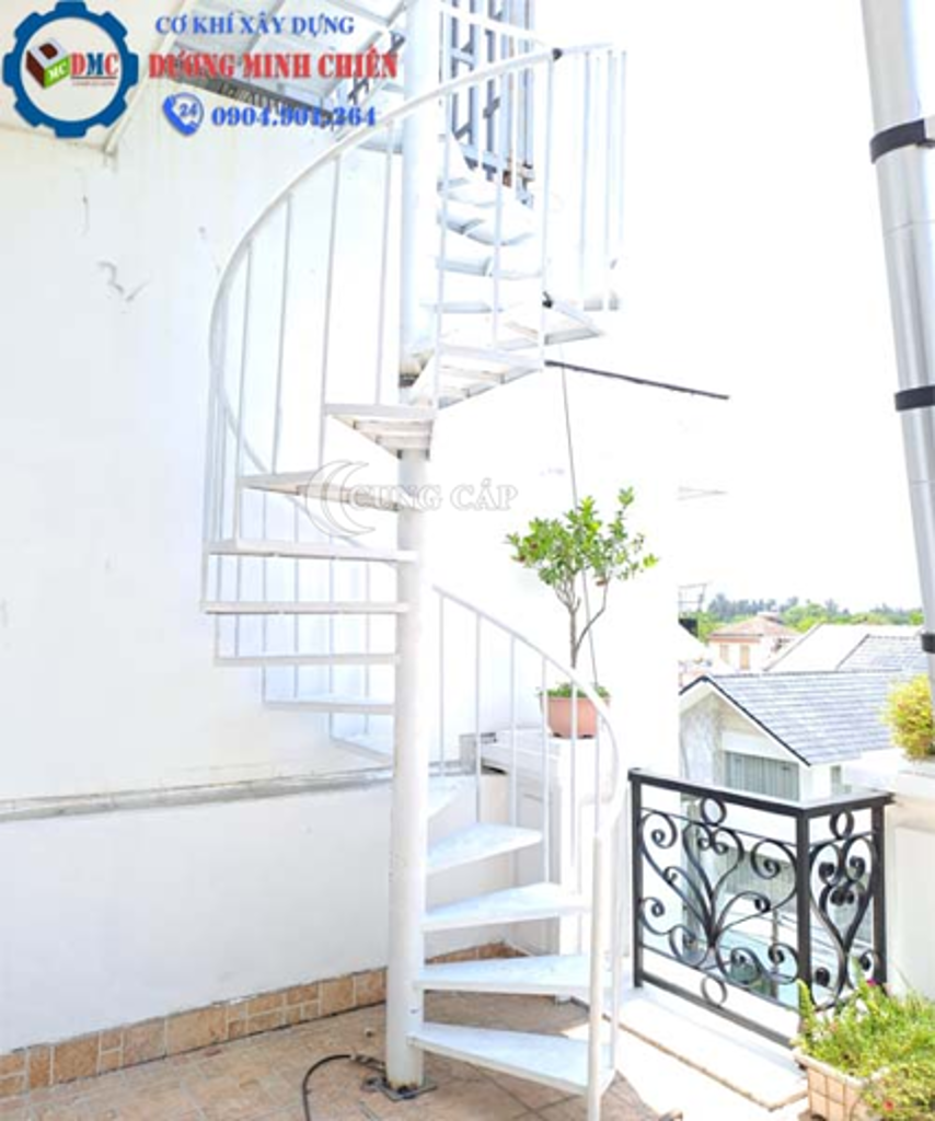 mẫu cầu thang sắt đẹp ngoài trời tại quận 7
