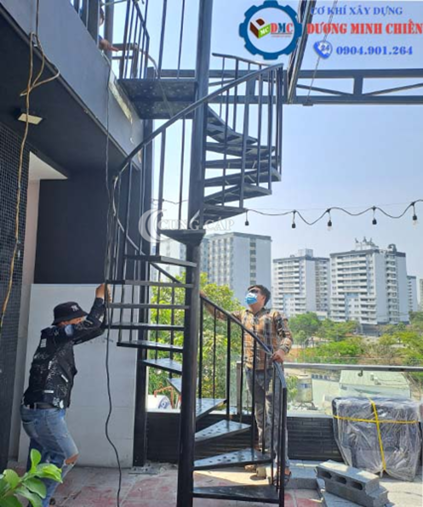 mẫu cầu thang sắt đẹp ngoài trời tại quận 7